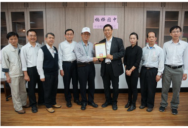 中油煉製事業部捐贈電腦給學校(圖)