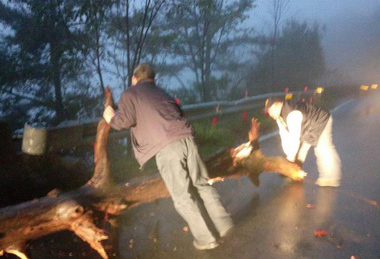 和平警副分局長使力排除路障(圖)