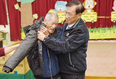 冷氣團來襲林明溱關懷獨老(圖)