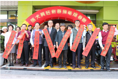 高郵新春揮毫贈春聯場面熱絡(圖)