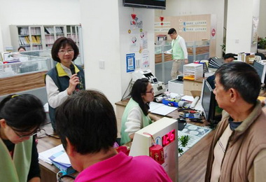 龍井地政提供假日換狀服務局長任志工(圖)