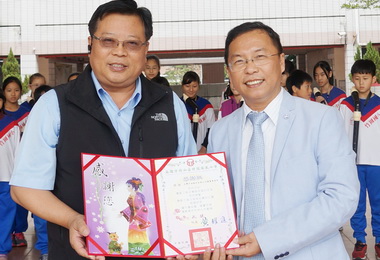 中油煉製事業部捐電腦給竹圍國小(圖)