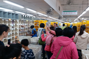 黑皮媽共學團參訪高雄郵政總局(圖)