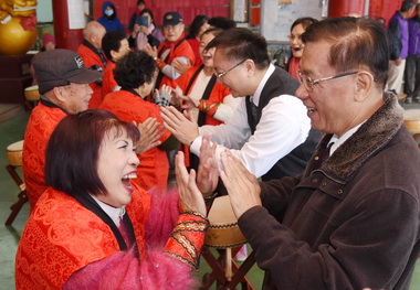 歲末關懷林明溱訪社區據點與老人同樂(圖)