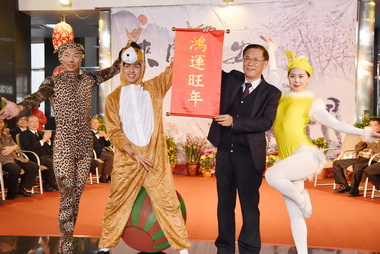 新春團拜林明溱發小紅包與鳳梨酥(圖)