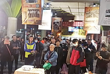 高雄公車轉運站吹熄燈號民眾不捨(圖)