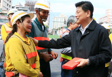 大年初一  傅萁慰問震災執勤人員(圖)