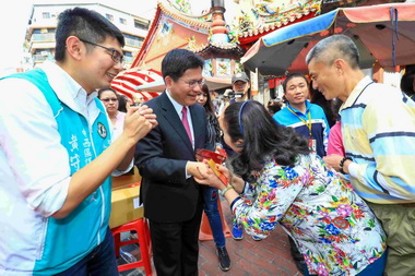 林佳龍大年初一發紅包(圖)
