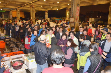 陳菊巡視前鎮魚市場關心春節魚貨供銷情形(圖)