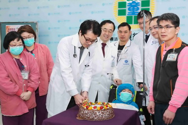 童醫院團隊協力搶救 B流重症病童出院(圖)