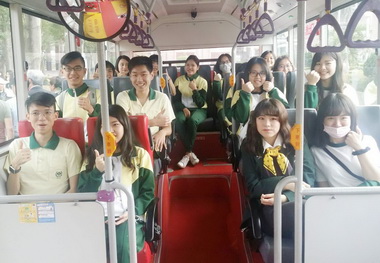 紅1B跳蛙公車進校園餐旅大學首發(圖)