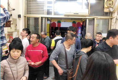 清水裕嘉彩券行發放彩券紅包(圖)