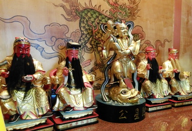 大里永隆宮香火鼎盛考生祈求金榜題名(圖)