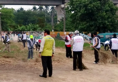 台糖高雄區處助民眾清理家園 過好年(圖)