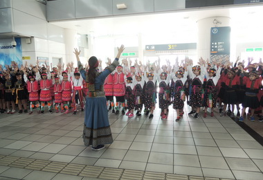 原民天籟美聲  高鐵左營站快閃演出(圖)