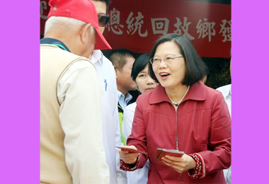 蔡英文前往屏東家鄉發紅包人氣旺(圖)