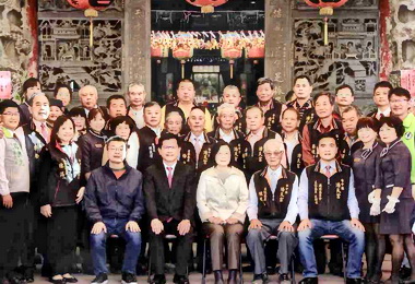 蔡英文‧林佳龍為民祈福發紅包(圖)