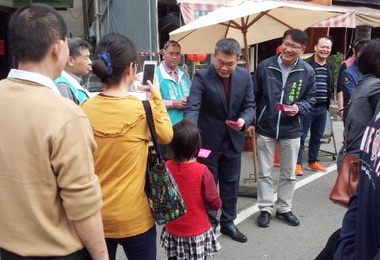 春節領紅包成風潮民眾大排長龍(圖)