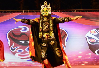 海峽兩岸春節民俗廟會南投燈會登場(圖)