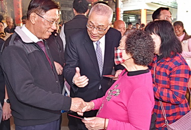 大年初三林明溱陪吳敦義故鄉趴趴走(圖)