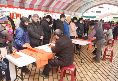 文化局新春揮毫贈春聯吸引民眾排隊(圖)