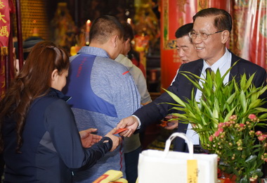 年初一林明溱至各宮廟參拜為縣民祈福(圖)