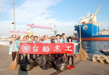 台船員工前往高雄馬頭淨岸(圖)