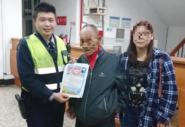 迷途老翁累坐路旁遇警助其返家(圖)