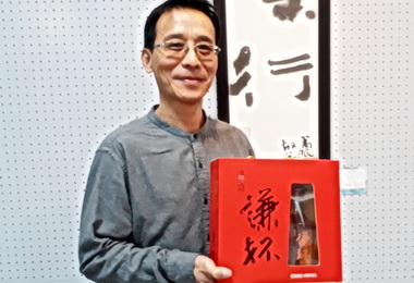 首位倡導茶掛書法藝術家蔡崇三水商展出(圖)