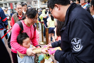 公園發福袋鄭文燦：打造更優質生活品質(圖)