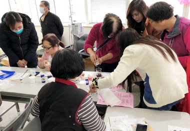 癌友學做護唇膏增強心理抗癌層面(圖)