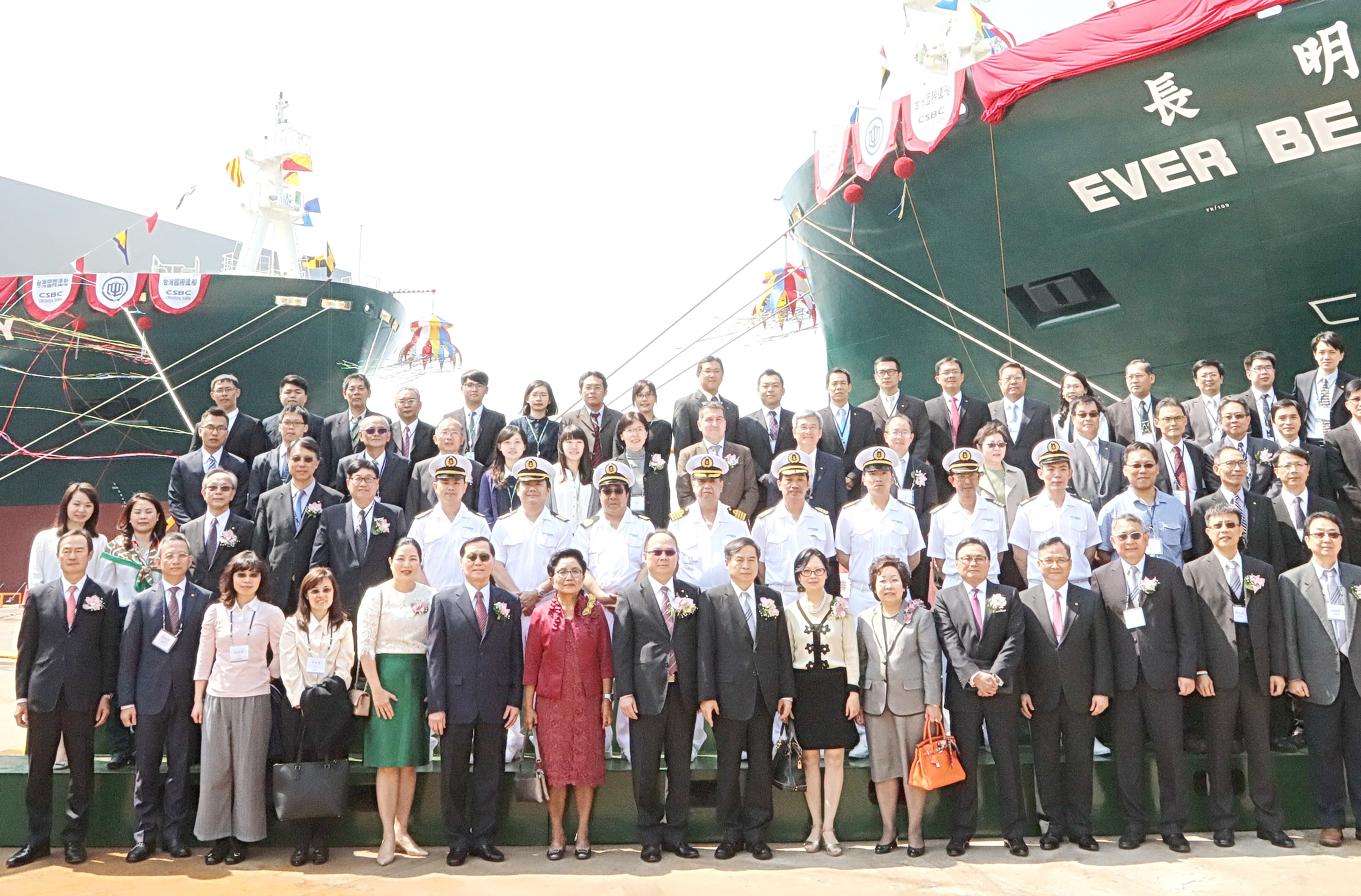 台船兩艘全貨櫃輪聯合命名(圖)
