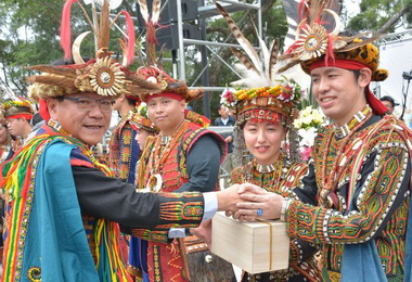 屏東南島族群婚禮10對新人定終生(圖)