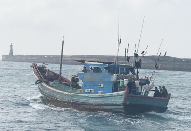 陸船越界遭海巡罰30萬驅離出境(圖)
