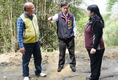 勘查水里‧信義道路林明溱允諾修繕(圖)