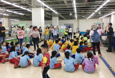 愛國國小師生參訪高雄郵局(圖)