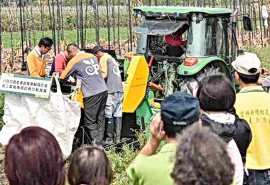 引進省工馬鈴薯收穫機提升產業發展(圖)