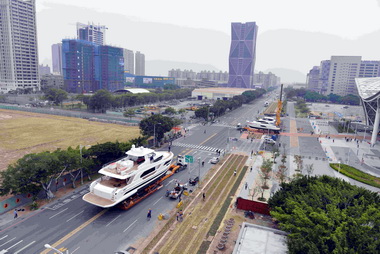 搭輕軌看遊艇高市創路上行舟景緻(圖)