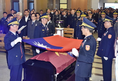 已故臺西分局長曾學貴靈柩覆蓋國旗(圖)