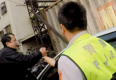 醉婦持刀鬧自裁警驚險奪刀阻悲劇(圖)