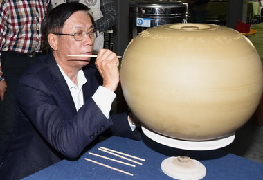 南投縣陶藝學會新卸任理事長交接(圖)