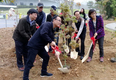 二座管理處攜手種樹發揮保安林功能(圖)