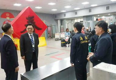 高雄關務長率員視察金門業務(圖)