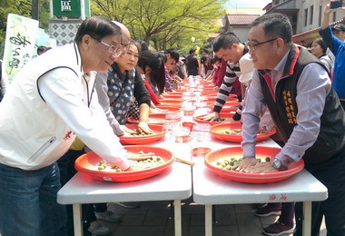 信義梅子節千人學做梅盛況空前(圖)