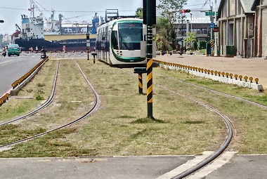 捷運工程局加裝輕軌路口導引標誌(圖)