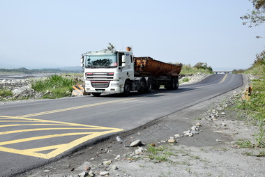 集鹿橋下游運輸便道通車解決地方困擾(圖)