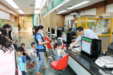 創樂親子共學團參訪高雄郵政總局(圖)