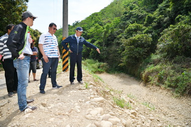 勘查工業區野溪林明溱：施作護岸(圖)