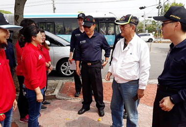 中市副市長林陵三海線視察公墓(圖)