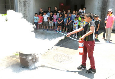水里民和國小進行消防體驗(圖)